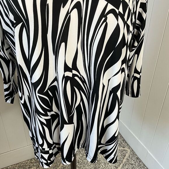 A Touch of Class Clothing Women S/M Tunic Top Black White Abstract Print Stretch - Picture 3 of 11